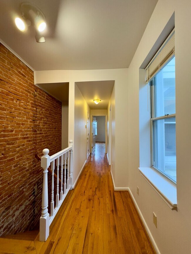 Building Photo - Charming 2-Bedroom Townhome with Modern Co...