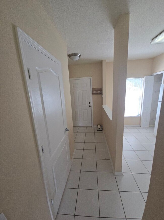 Building Photo - 2-Bedroom, 2.5-Bathroom Townhouse in Zephyrhills