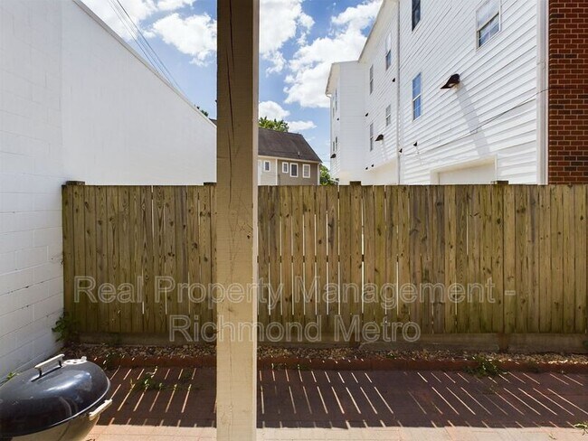 Building Photo - 1639 W Cary St