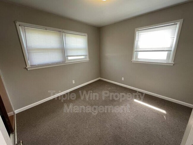 Building Photo - 1105 S Waterford Dr