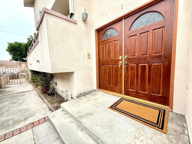 Building Photo - Cozy Renovated Townhome in Gardena!
