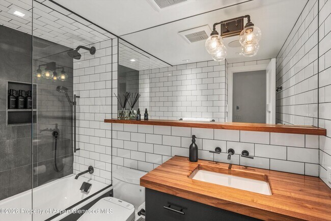 Building Photo - 731 S Mill St