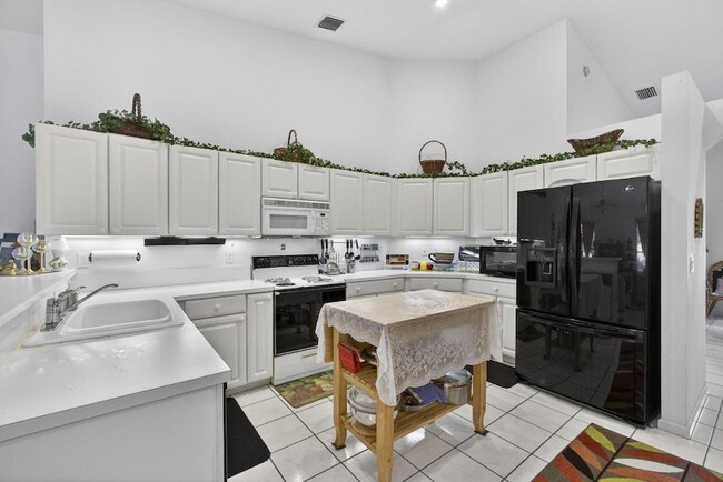 Building Photo - 1940 S Club Dr