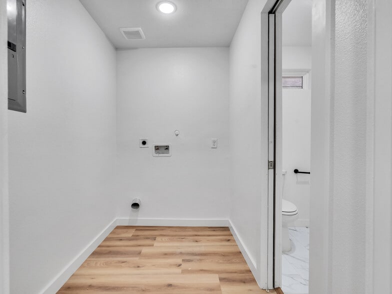 Building Photo - 9410 Firnat St