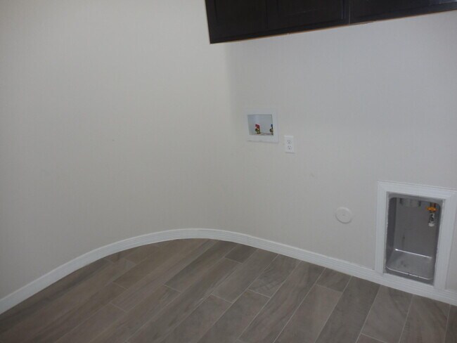 Building Photo - 213 Epsom Dr