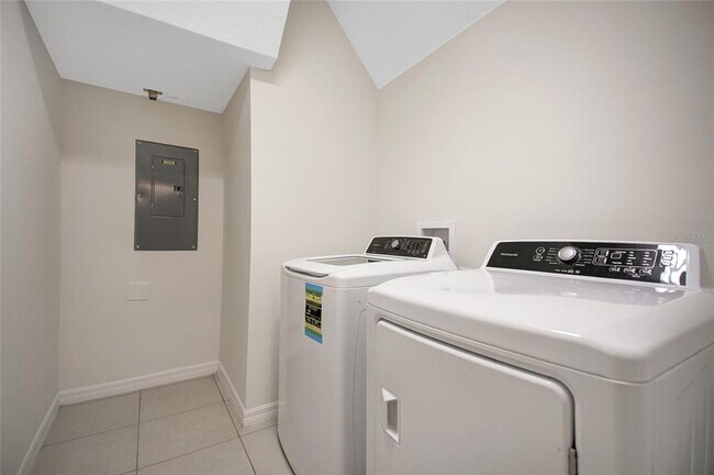 Building Photo - 3449 Seneca Club Loop