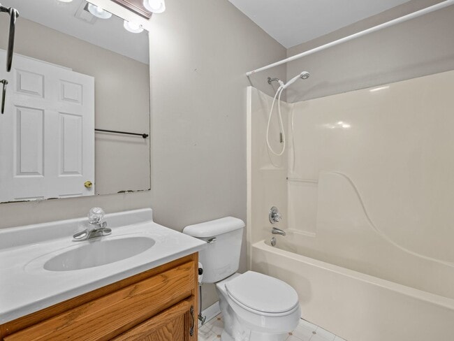 Building Photo - Country Club Area!