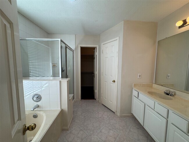 Building Photo - 6110 Villa Hills Dr