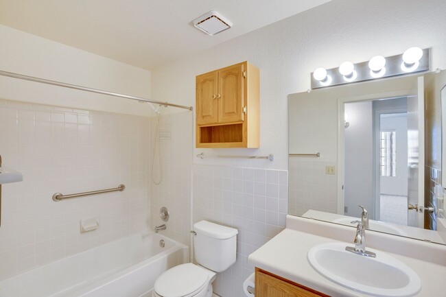 Building Photo - Beautiful, Clean 3Bdrm, 2ba home on East s...