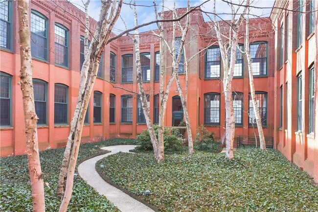 Building Photo - 25 Grand St