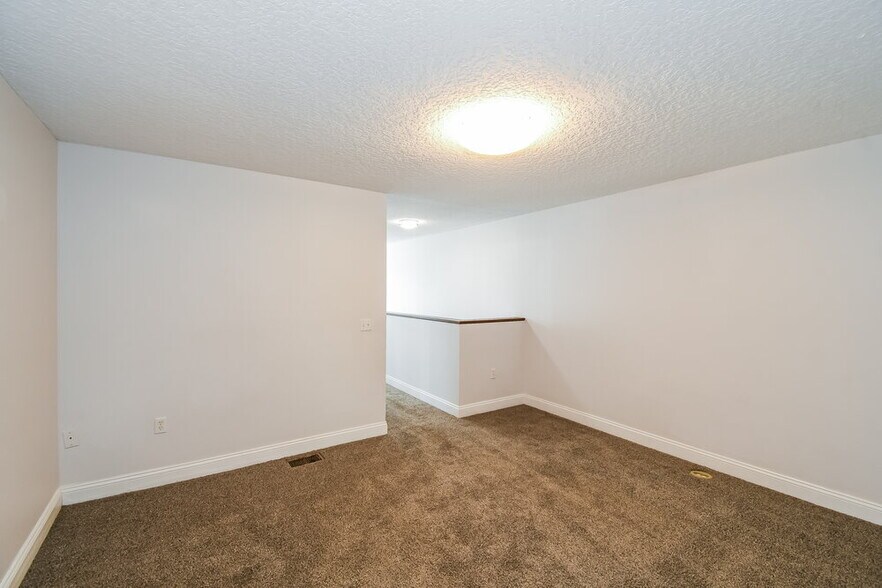 Building Photo - 11894 Lake Bend Cir
