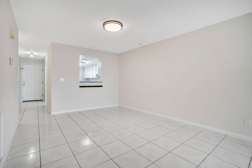 Building Photo - 203 SE 15th Pl