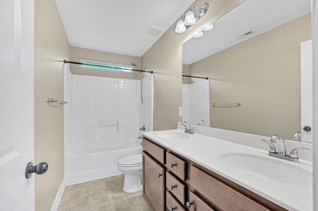 Building Photo - Bridgeport Home with Community Pool!