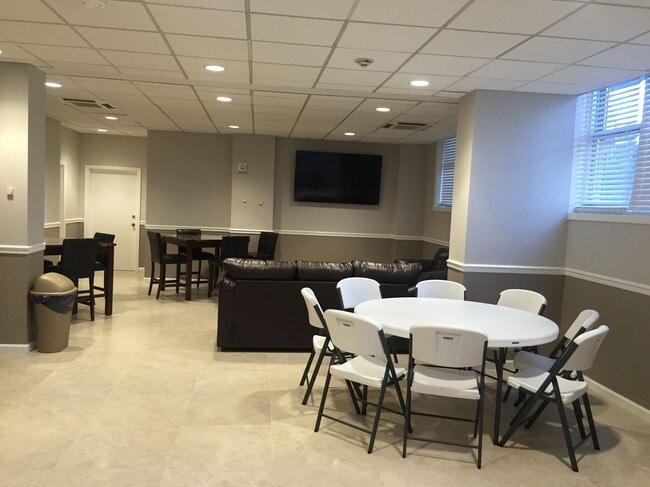 Building Photo - 2000 Linwood Ave