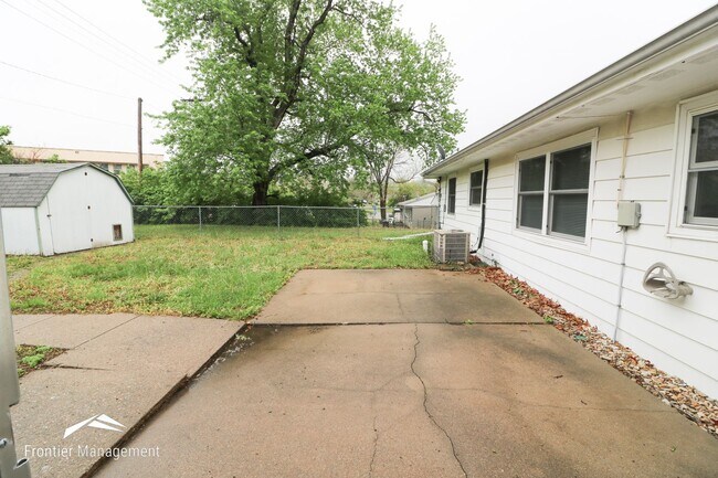 Building Photo - Three Bedroom Home Near Westloop Shopping ...