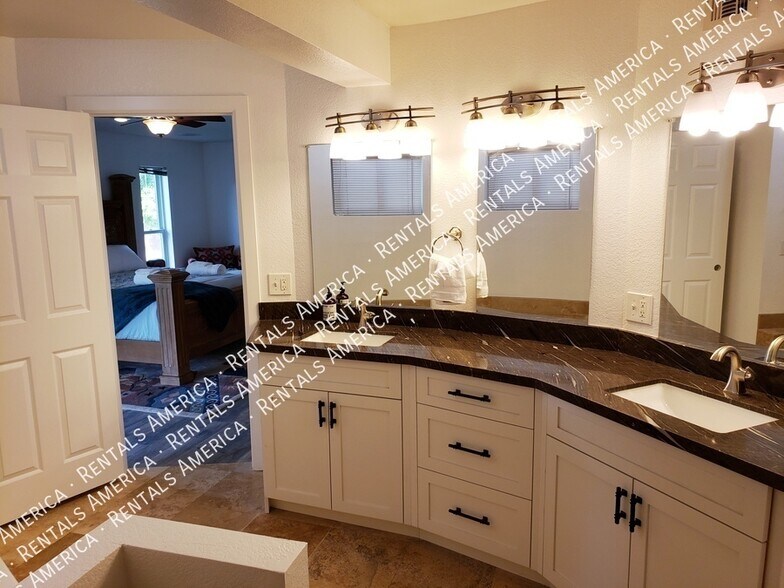 Building Photo - 10626 N 41st St