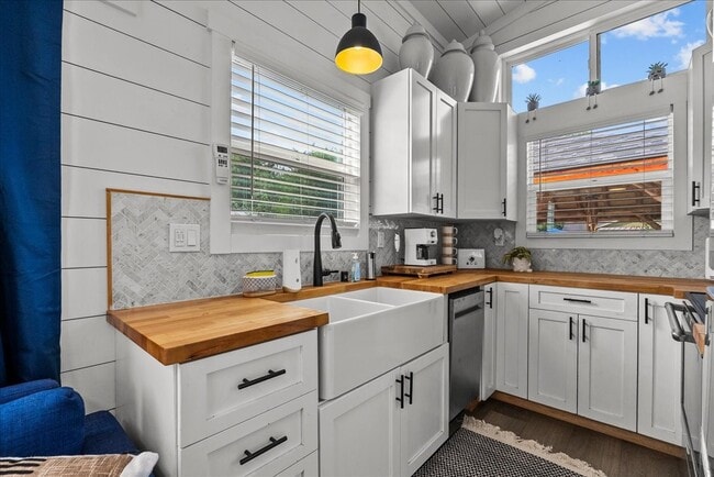 Building Photo - 4734 Oleander St