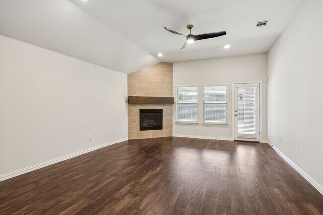 Building Photo - 2317 Houston Dr