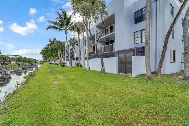 Building Photo - 10825 SW 112th Ave