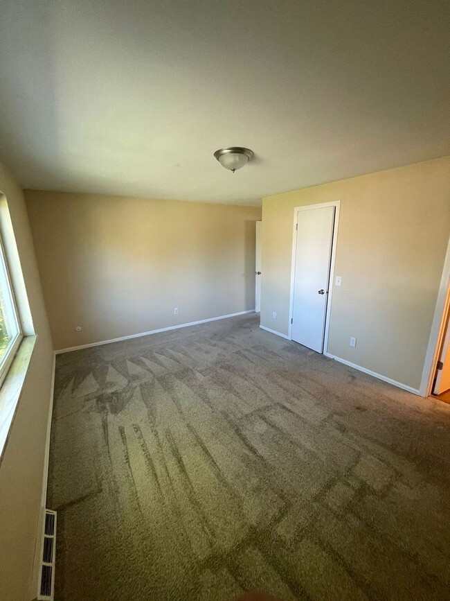 Building Photo - 255 Otis Ct