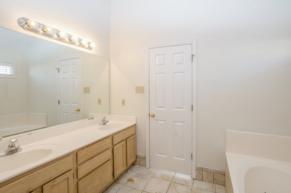 Building Photo - 8562 Shingle Oaks Dr