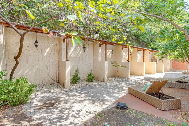 Building Photo - Private 4 Bedroom Retreat for Lease