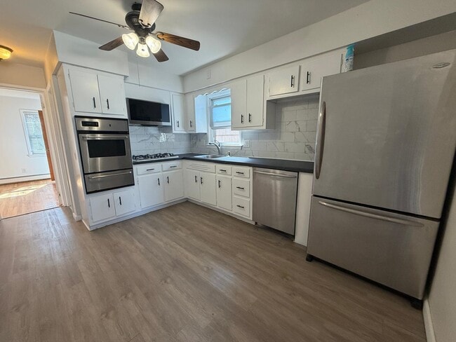 Building Photo - 10 E 10th St