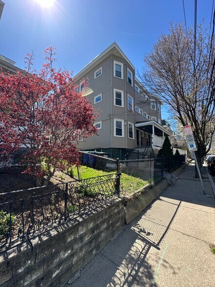 Primary Photo - 76 Perkins St