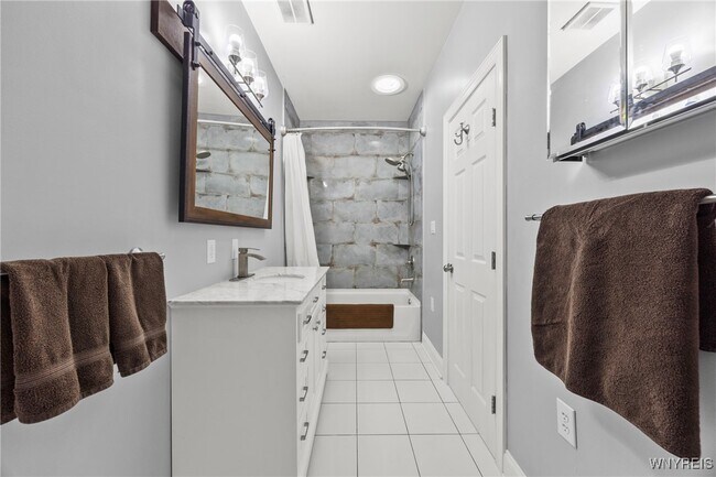 Building Photo - 5445 E Creek Rd