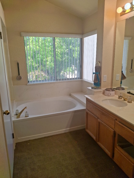 Building Photo - 4952 Ridgeview Dr
