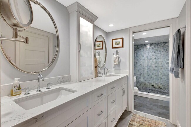 Building Photo - 16910 W Bay Dr