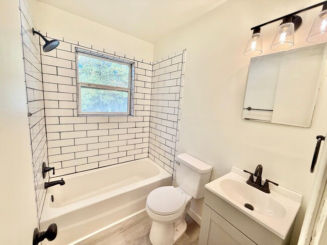 Building Photo - Updated 2-bedroom home close to Farmville