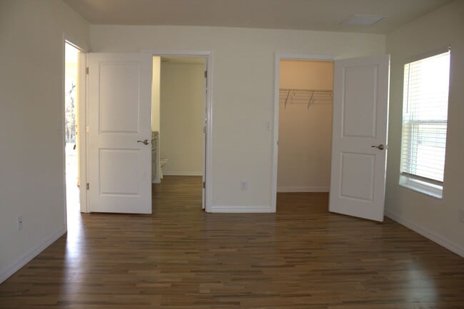 Building Photo - 3/2/2 in Royal Highlands