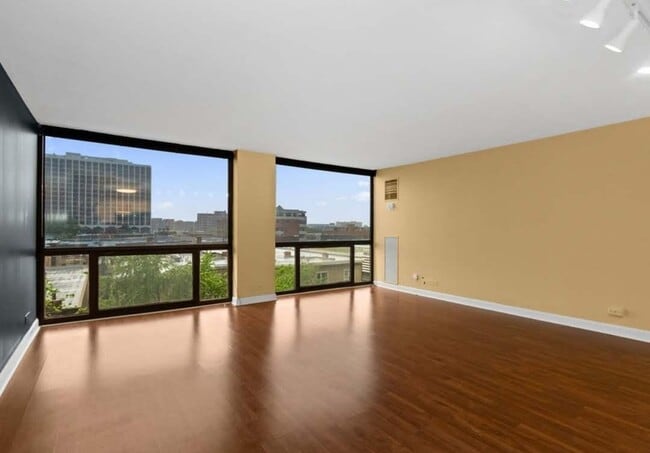 Building Photo - 4343 N Clarendon Ave