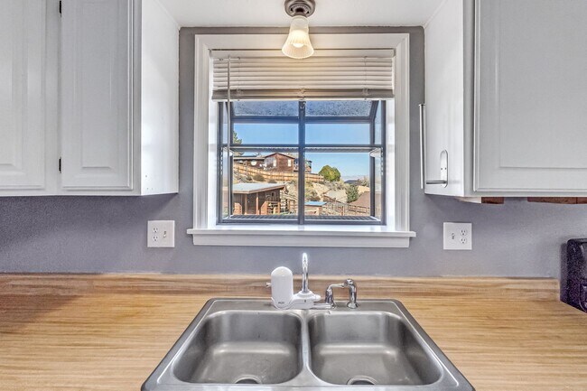 Building Photo - Charming 3-Bedroom Family Home in Orchard Mesa with Incredible Views!!!