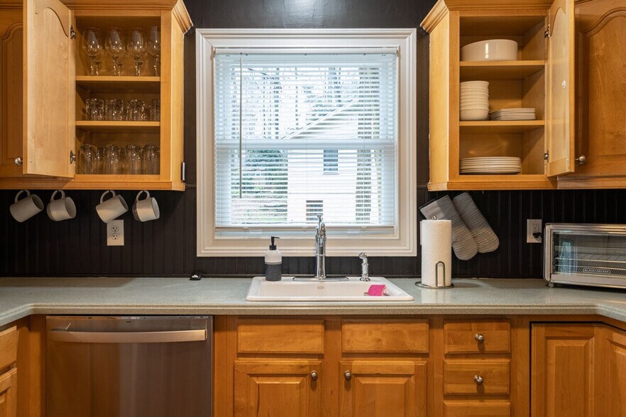 Building Photo - 306 Jason Ct