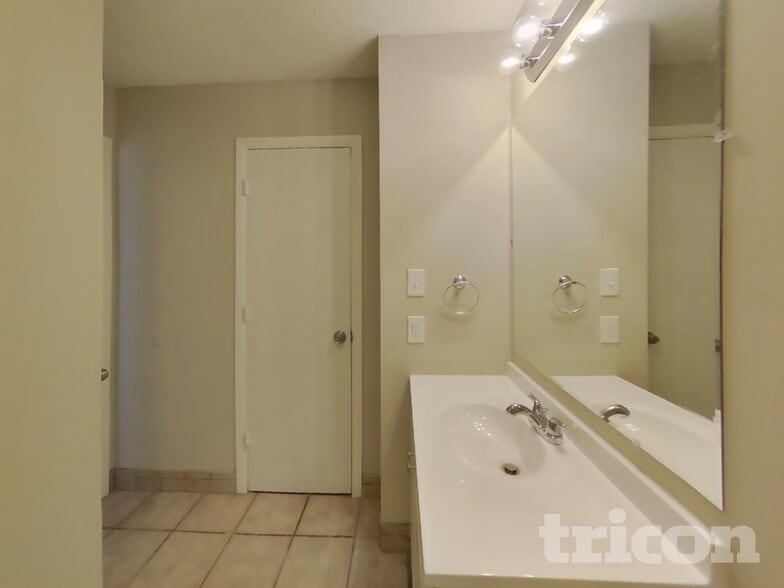 Building Photo - 1116 NE 10 St