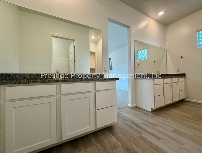Building Photo - Built in 2023- This Modern Home is A Dream Of Luxury!