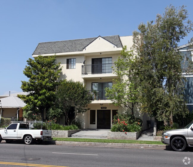 Building Photo - 7437 Haskell Ave