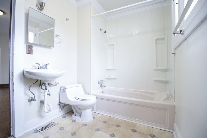 Building Photo - 2122 Airport Hwy