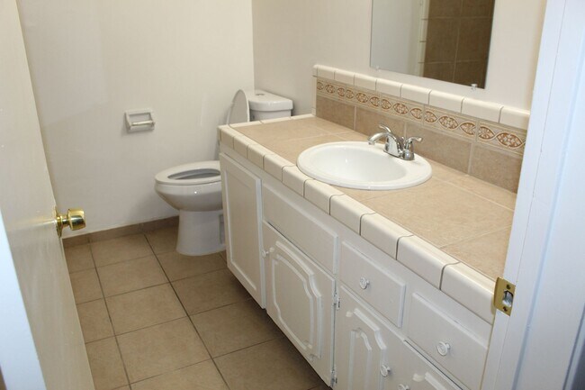 Building Photo - Cute Home in Bakersfield