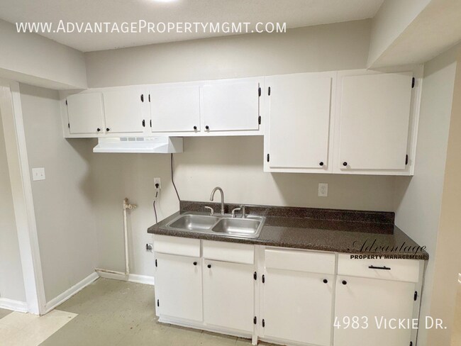Building Photo - 4983 Vickie Dr