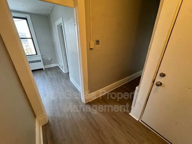 Building Photo - 810 Amity St