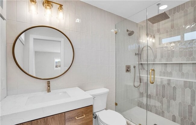 Building Photo - Newly Renovated and Ready for Movein!