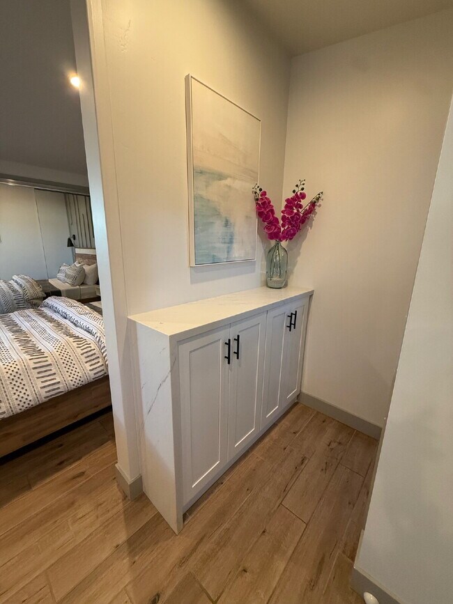 Building Photo - Turn Key North Clairemont Studio | Vaulted Ceilings & Private Patio