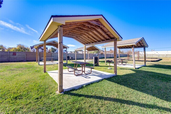 Building Photo - 12500 Sandpiper Dr