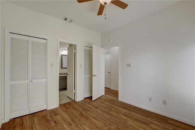 Building Photo - 1910 Robbins Pl