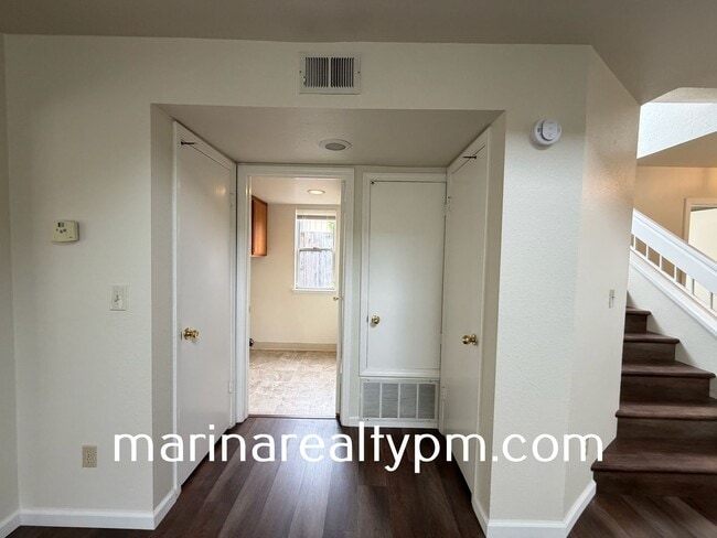 Building Photo - Glen Cove Beauty 3 bed 2.5  bath 2 Story home in established neighborhood