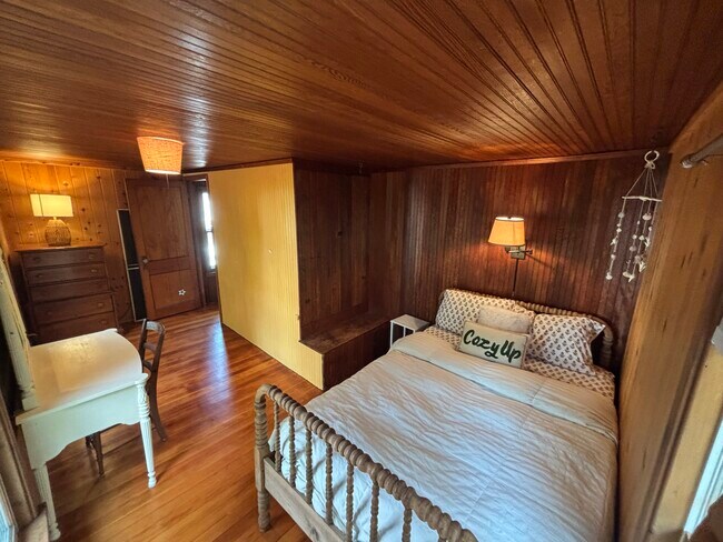 Upstairs bedroom - 35 Prospect St