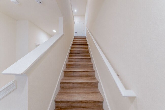 Building Photo - Like-New End-Unit 3 Bedroom Townhome